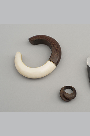 Catherine NOLL - Ensemble d'un bracelet en ivoire, laiton et bois de palmier et une bague en bois de palmier sculpté